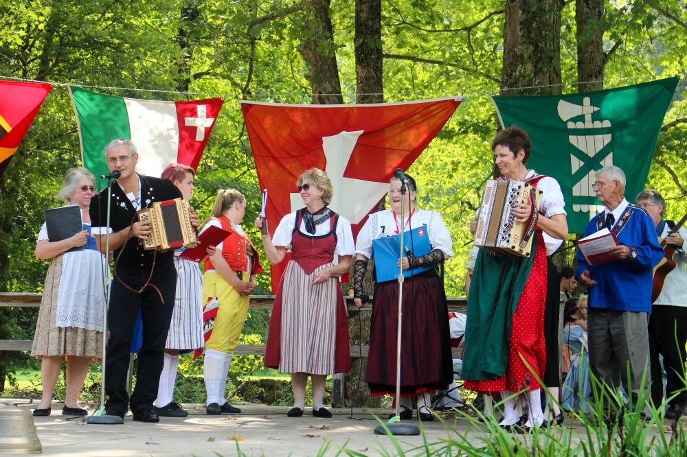 communityfairmeadowstageswisssingers2